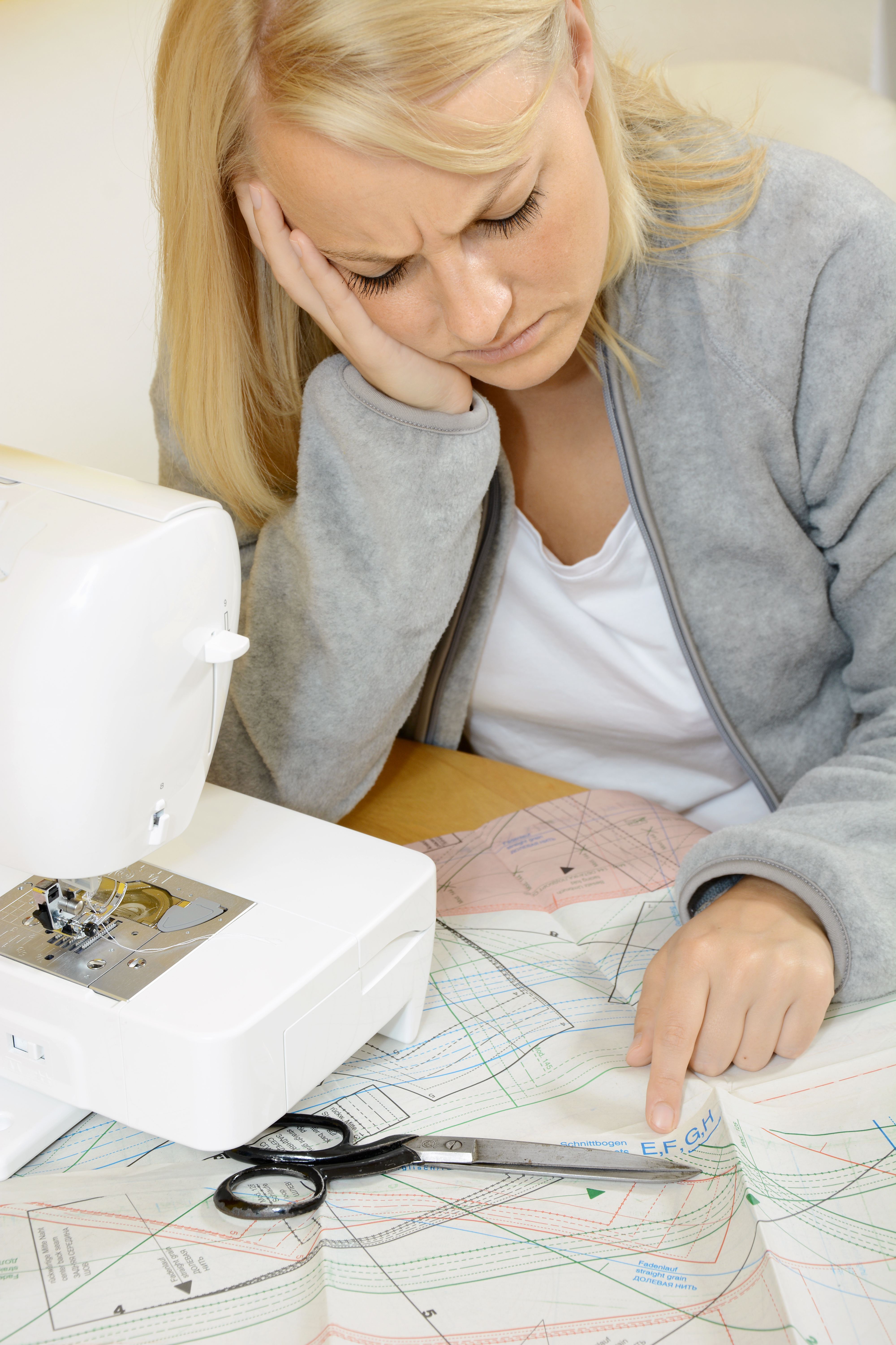 Frau verzweifelt an Schnittmuster